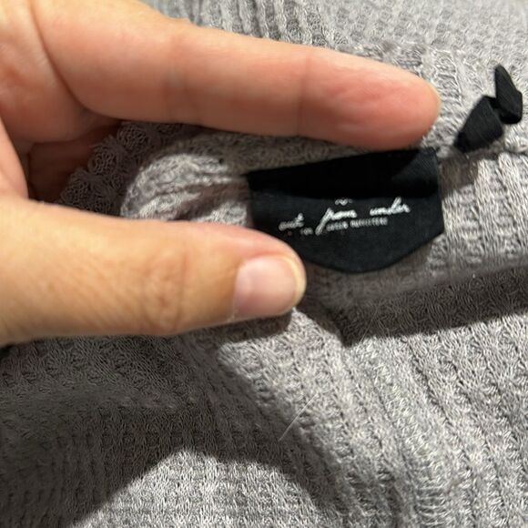 Out from Under blouse - Picture 2 of 2